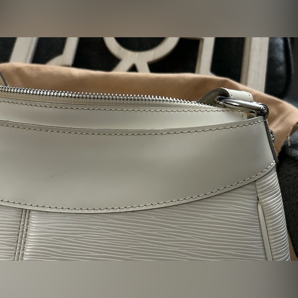 SOLD This is a gorgeous, authentic Louis Vuitton. Feel free to send offers. - Picture 5 of 16